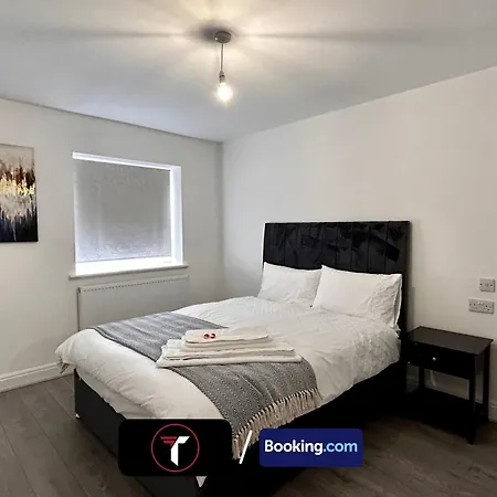 Spacious 4 Bedroom By Tara Stays Short Lets & Serviced Accommodation Aldershot With Free Wifi & Garden Buitenkant foto