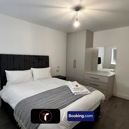 Spacious 4 Bedroom By Tara Stays Short Lets & Serviced Accommodation Aldershot With Free Wifi & Garden Buitenkant foto