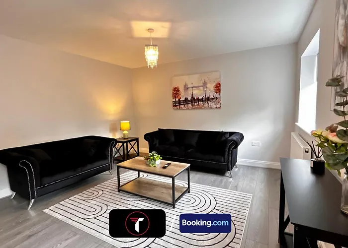 Spacious 4 Bedroom By Tara Stays Short Lets & Serviced Accommodation Aldershot With Free Wifi & Garden