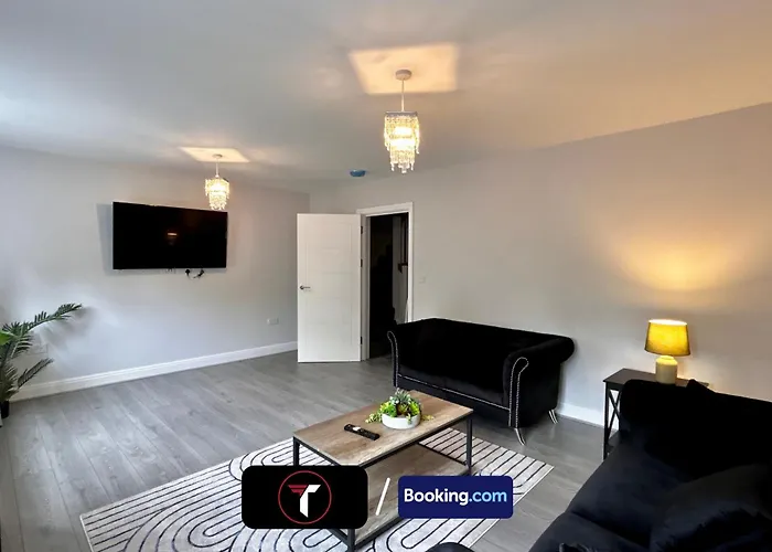 Spacious 4 Bedroom By Tara Stays Short Lets & Serviced Accommodation Aldershot With Free Wifi & Garden