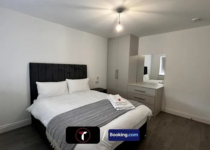 Spacious 4 Bedroom By Tara Stays Short Lets & Serviced Accommodation Aldershot With Free Wifi & Garden
