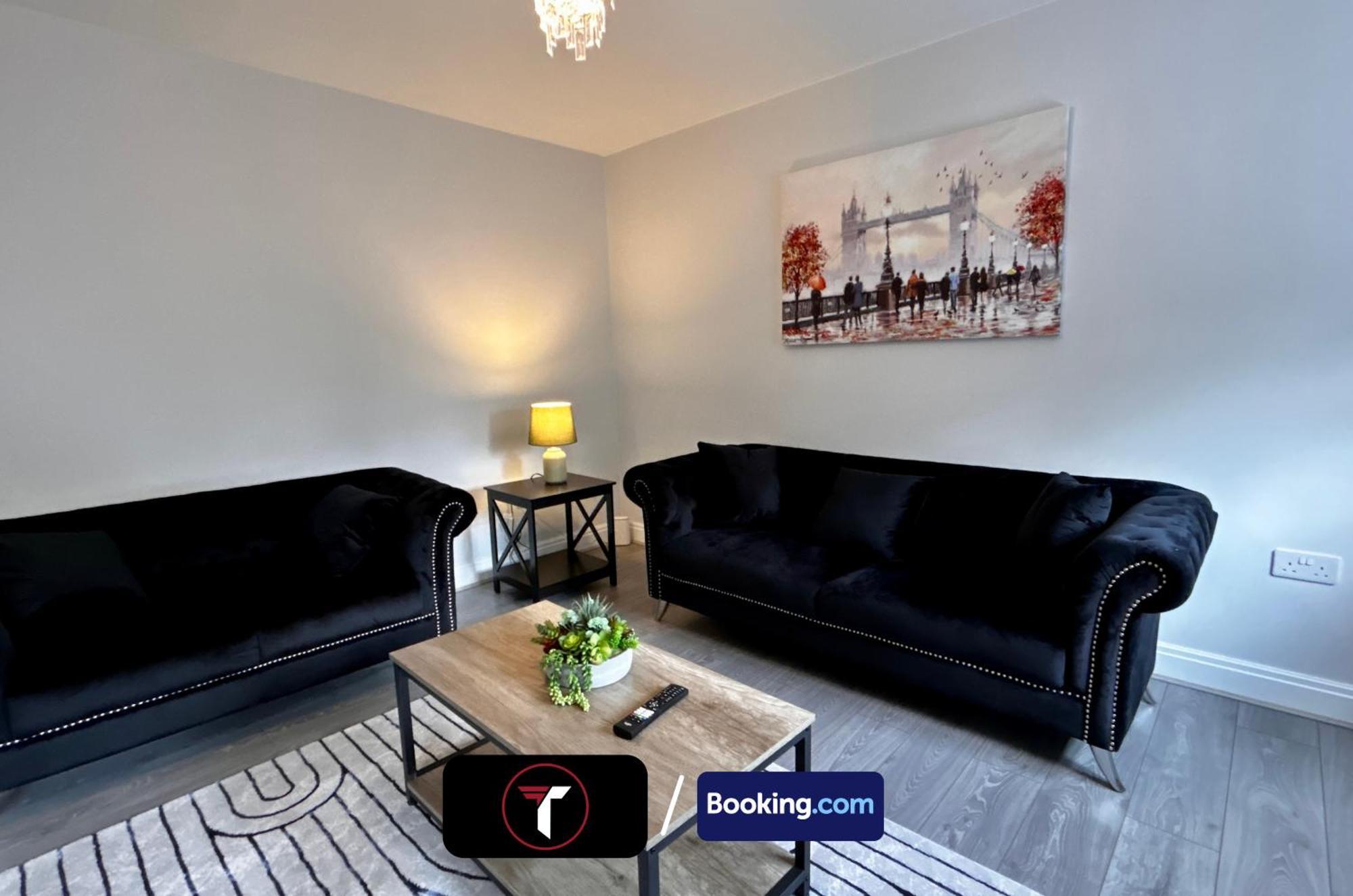 Spacious 4 Bedroom By Tara Short Lets & Serviced With Free Wifi & Garden Aldershot