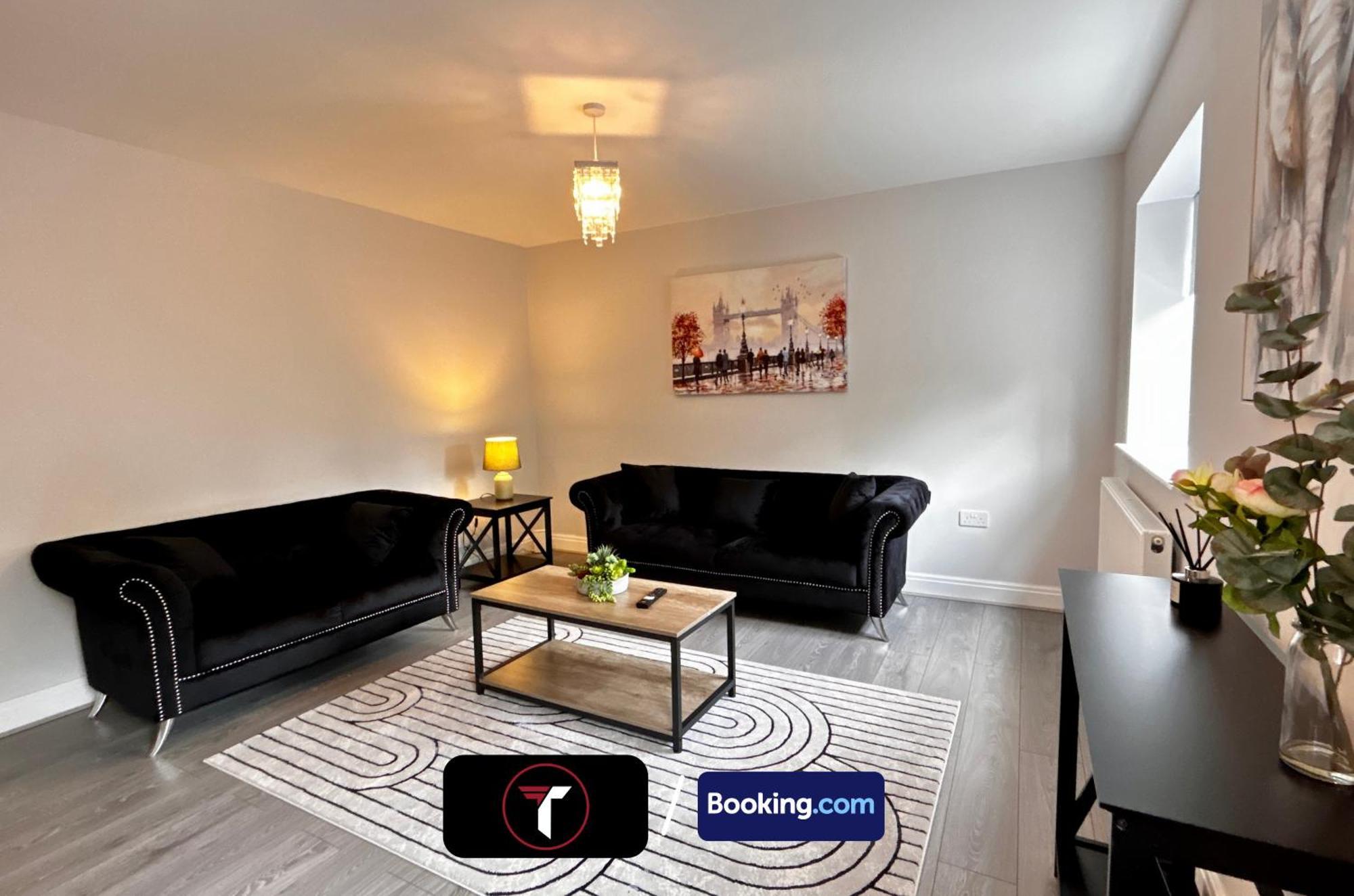 Spacious 4 Bedroom By Tara Short Lets & Serviced With Free Wifi & Garden * Aldershot