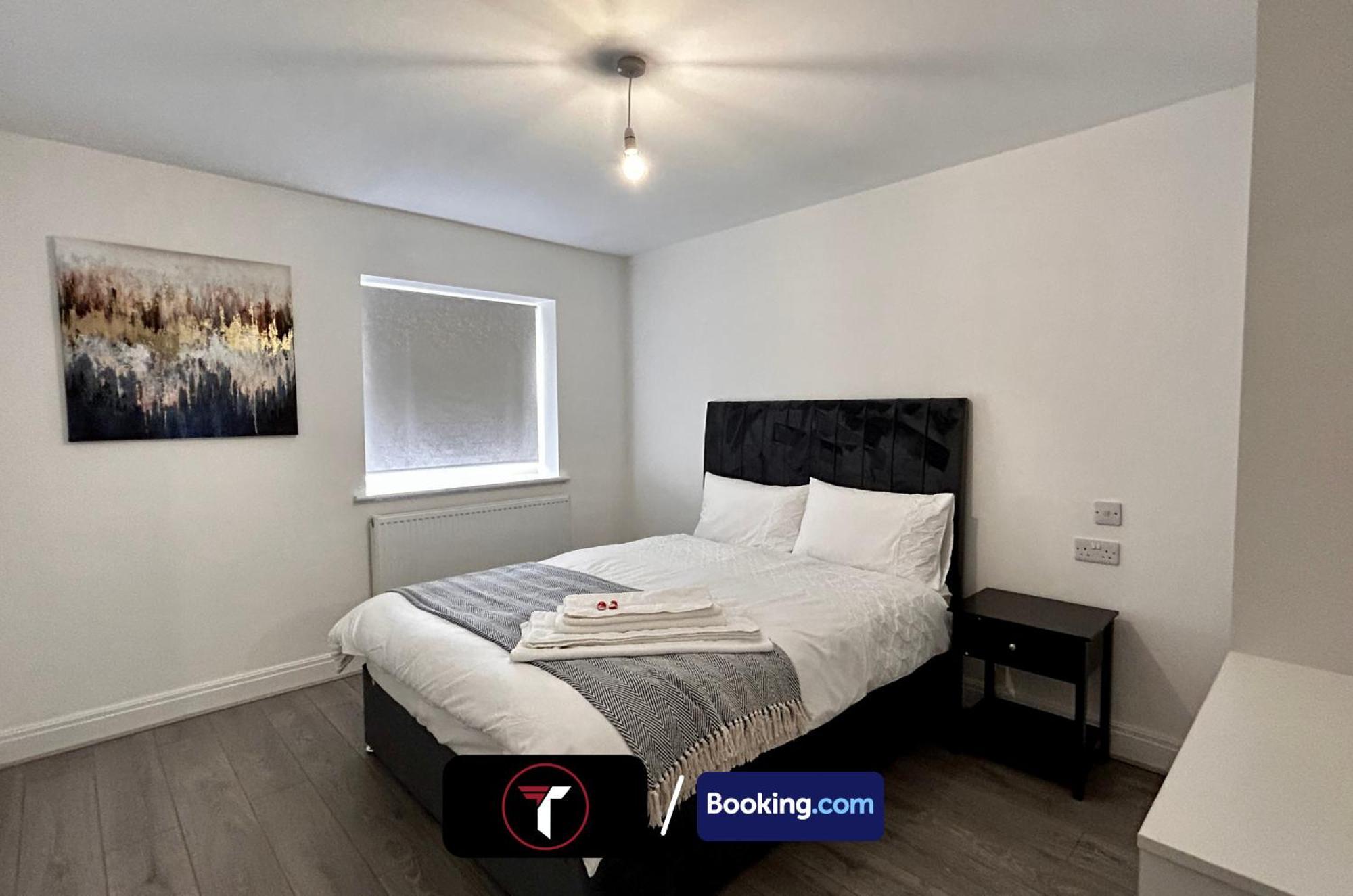 Holiday home Spacious 4 Bedroom By Tara Short Lets & Serviced With Free Wifi & Garden *