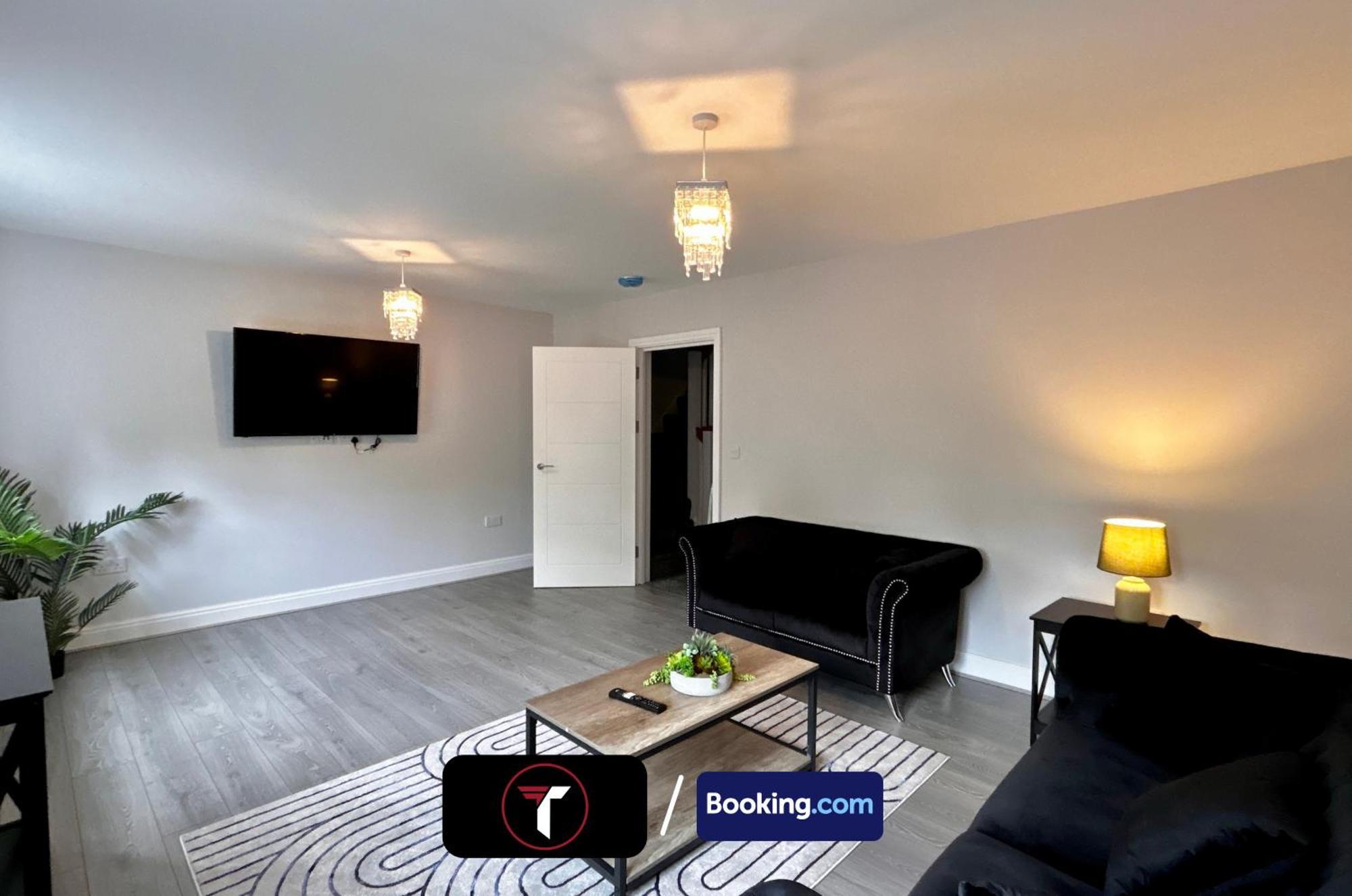 Spacious 4 Bedroom By Tara Short Lets & Serviced With Free Wifi & Garden Holiday home