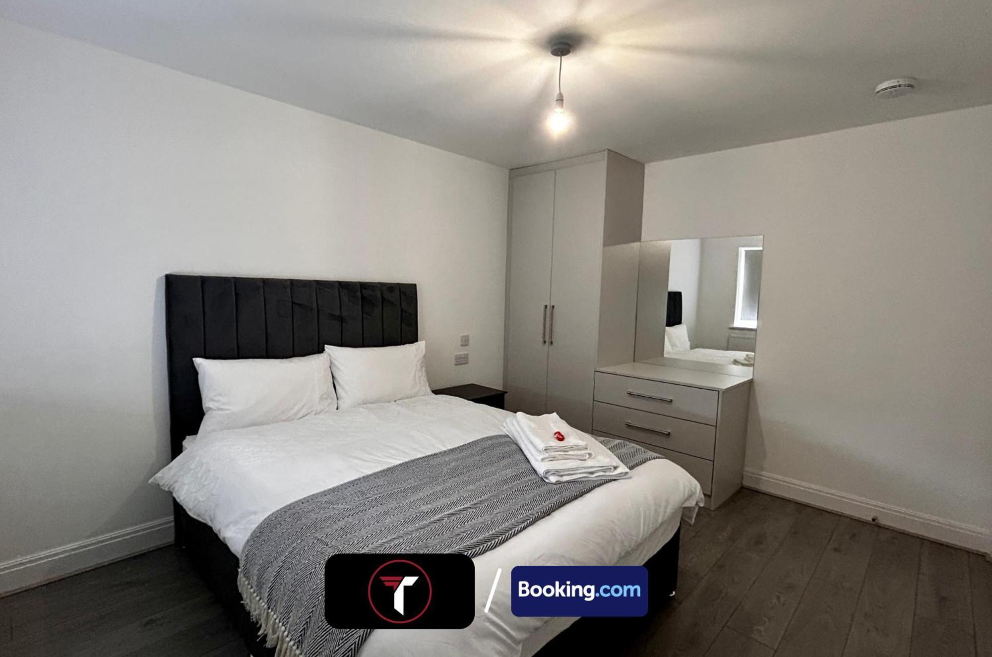 Holiday home Spacious 4 Bedroom By Tara Short Lets & Serviced With Free Wifi & Garden *