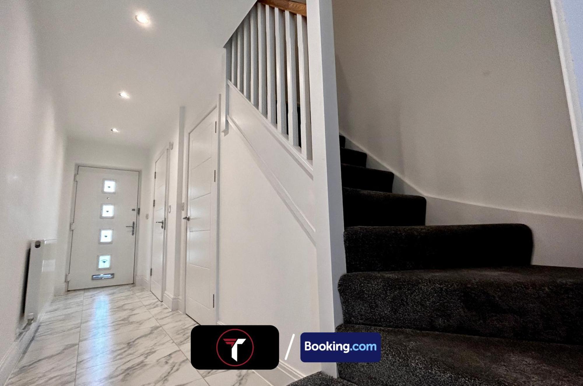 Spacious 4 Bedroom By Tara Short Lets & Serviced With Free Wifi & Garden Holiday home *