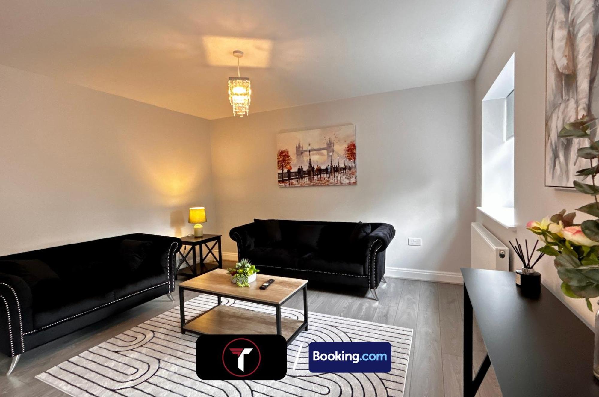 Holiday home Spacious 4 Bedroom By Tara Short Lets & Serviced With Free Wifi & Garden *
