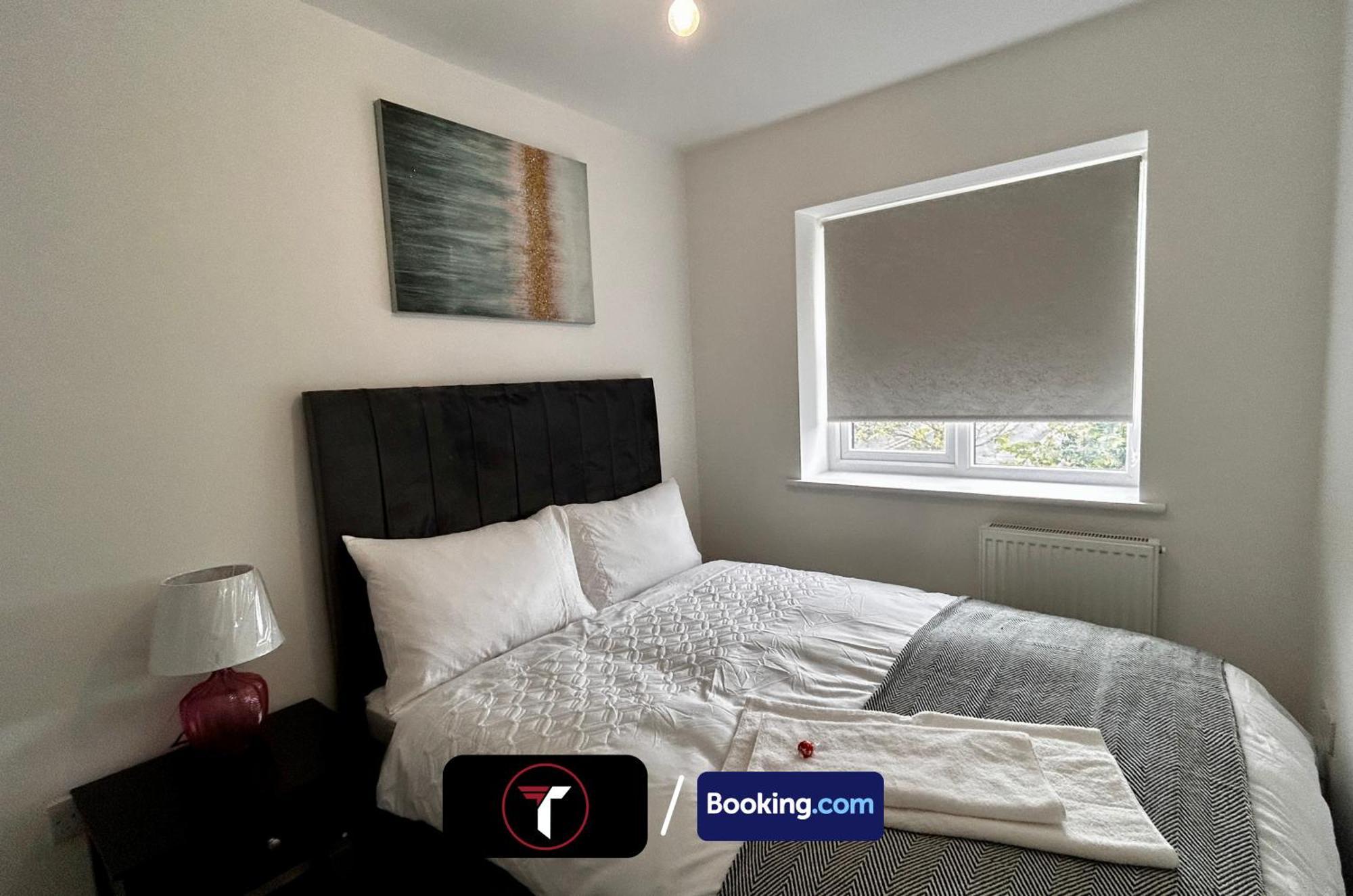 Spacious 4 Bedroom By Tara Short Lets & Serviced With Free Wifi & Garden *