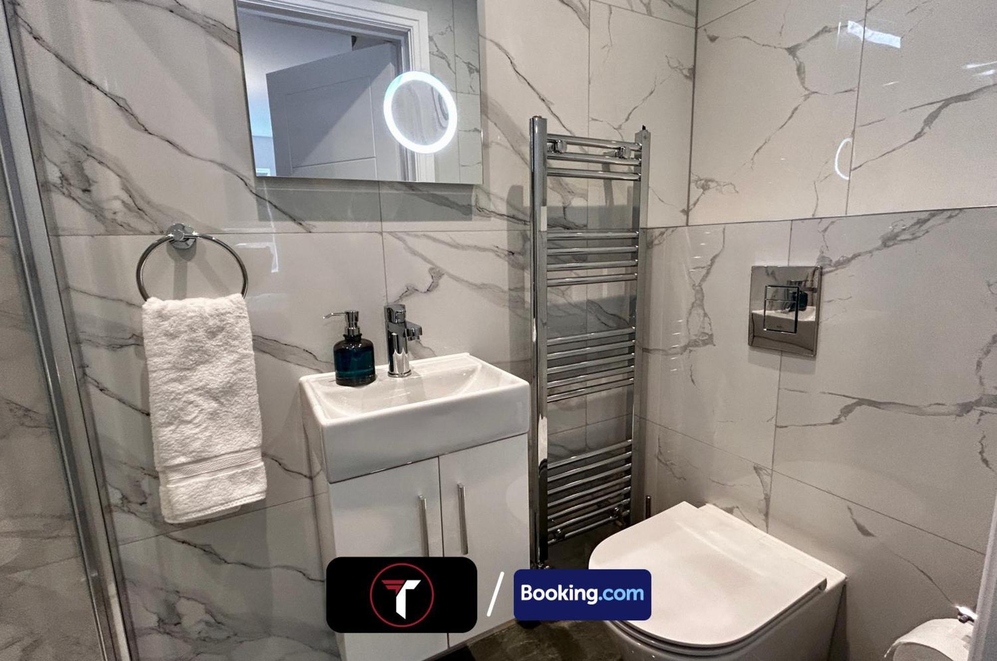 Spacious 4 Bedroom By Tara Short Lets & Serviced With Free Wifi & Garden