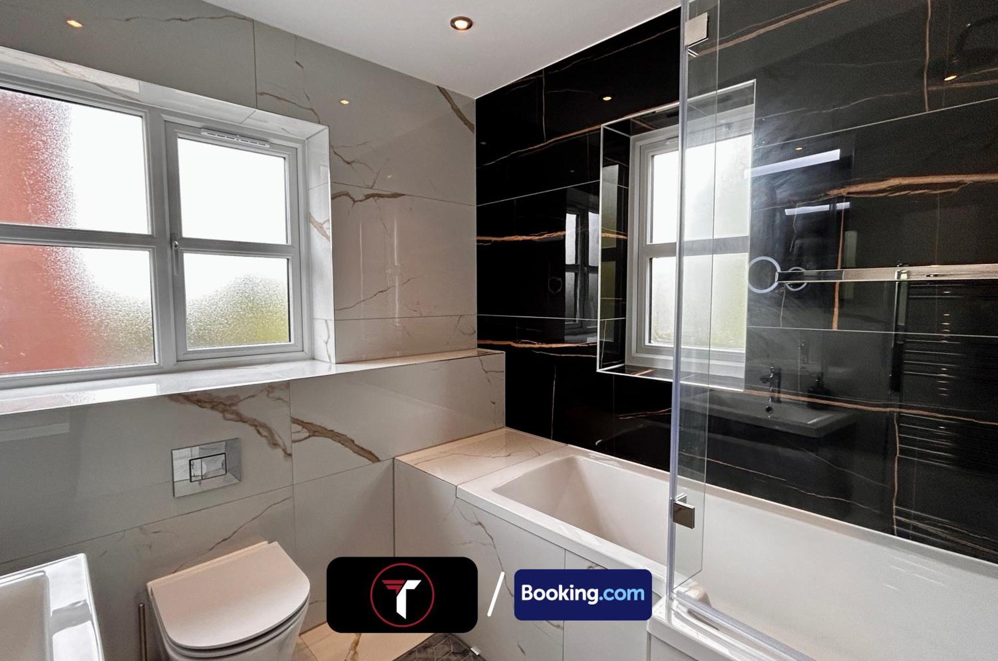 Spacious 4 Bedroom By Tara Short Lets & Serviced With Free Wifi & Garden Holiday home