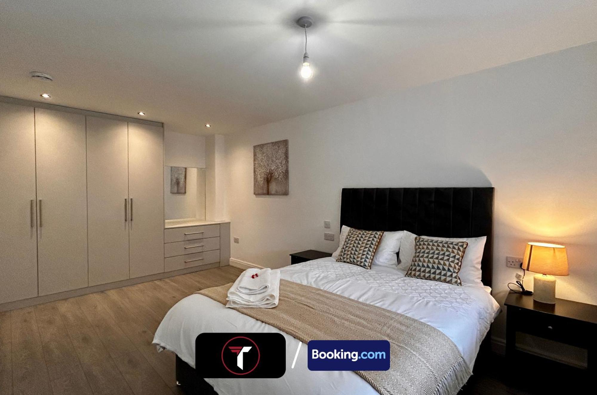 Holiday home Spacious 4 Bedroom By Tara Short Lets & Serviced With Free Wifi & Garden