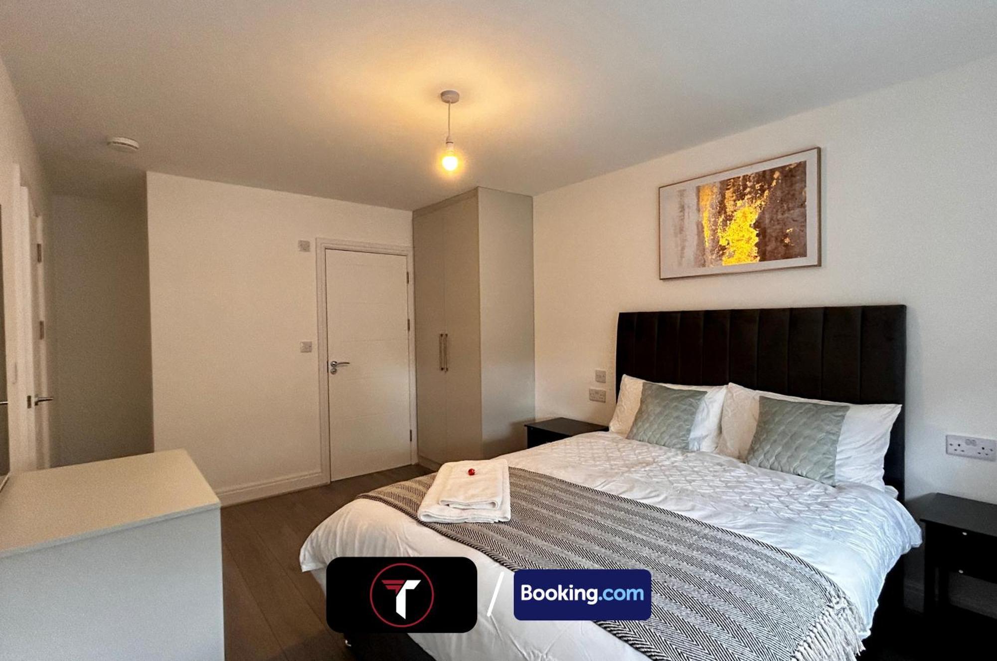 Holiday home Spacious 4 Bedroom By Tara Short Lets & Serviced With Free Wifi & Garden *