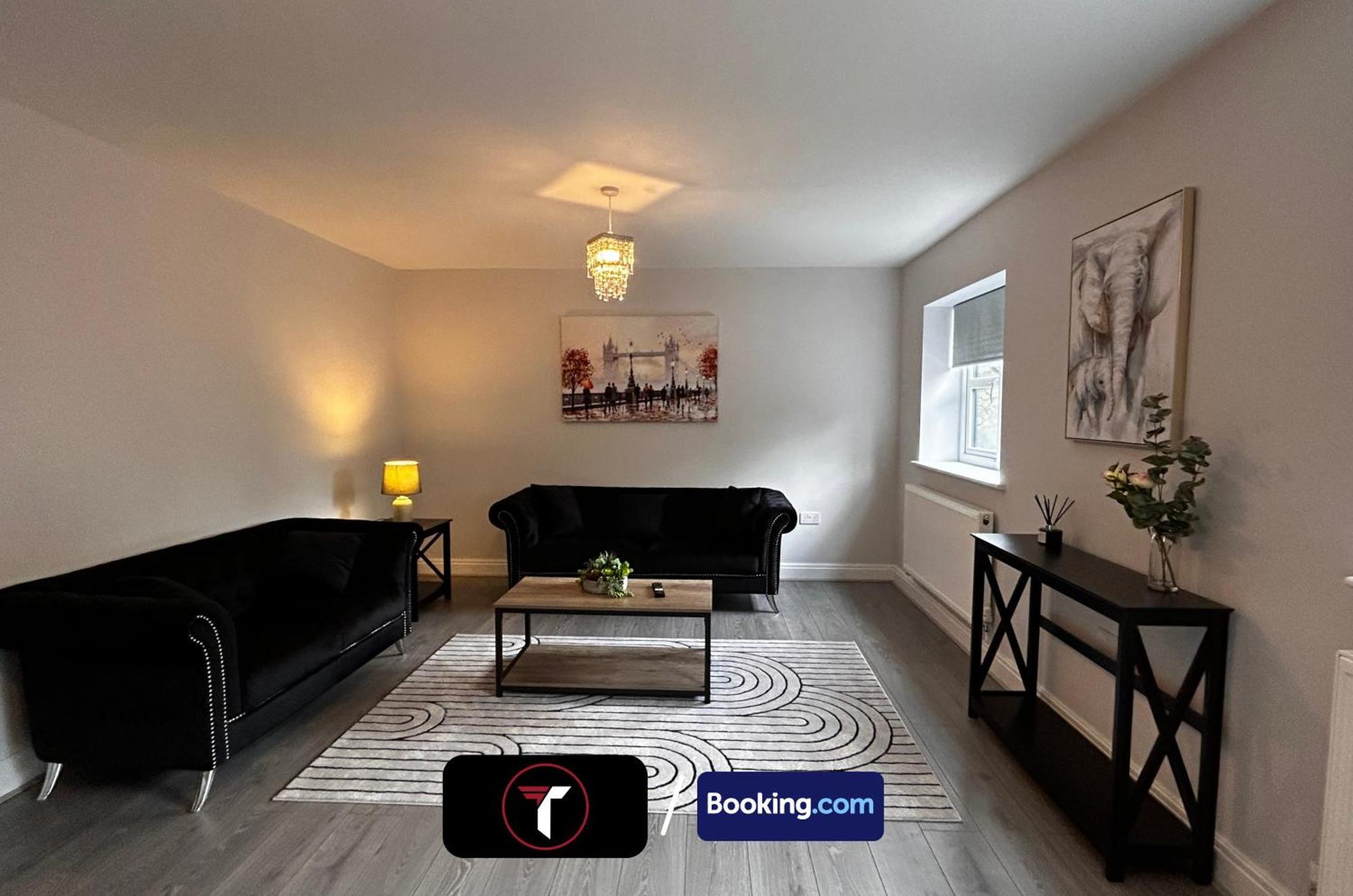 Spacious 4 Bedroom By Tara Short Lets & Serviced With Free Wifi & Garden Holiday home Aldershot