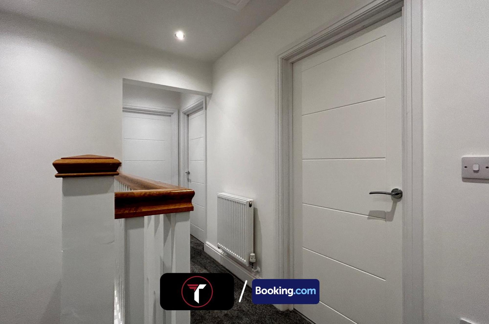 Spacious 4 Bedroom By Tara Short Lets & Serviced With Free Wifi & Garden * Aldershot